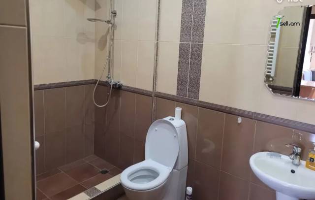 3 սենյականոց բնակարան նորակառույց շենքում Մարշալ Խուդյակովի փողոցում, 85 ք.մ., բարձր առաստաղներ