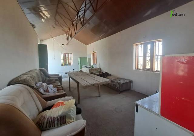 Մեկ հարկանի քարե տուն Զովունիում, 1050 քմ