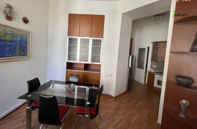 3 սենյականոց բնակարան Աբովյան փողոցում, 72 ք.մ., 2/4 հարկ, բարձր առաստաղներ, կապիտալ վերանորոգված