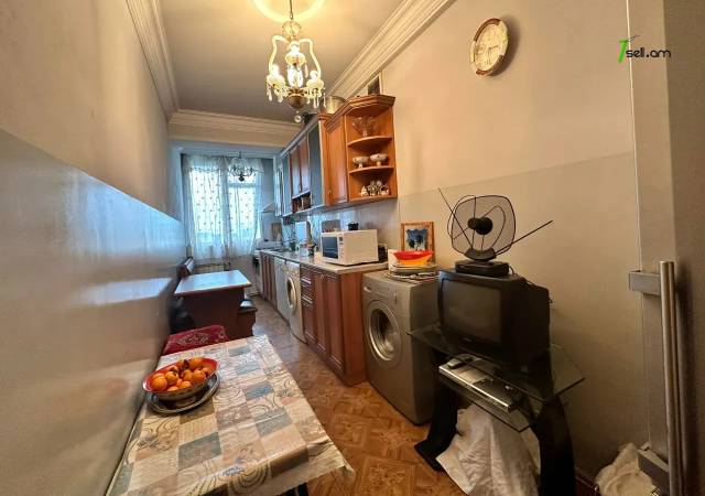 3 սենյականոց բնակարան Պարույր Սևակի փողոցում, 80 ք.մ., 3/5 հարկ, կապիտալ վերանորոգված, քարե շենք