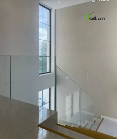 Երեք հարկանի քարե տուն Ղափանցյան փողոցում Արաբկիրում, 450 ք.մ., 3+ սանհանգույց