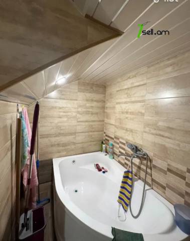 Երկու հարկանի տուն Հատիսի փողոցում Աբովյանում, 210 ք.մ., 3+ սանհանգույց, եվրովերանորոգված