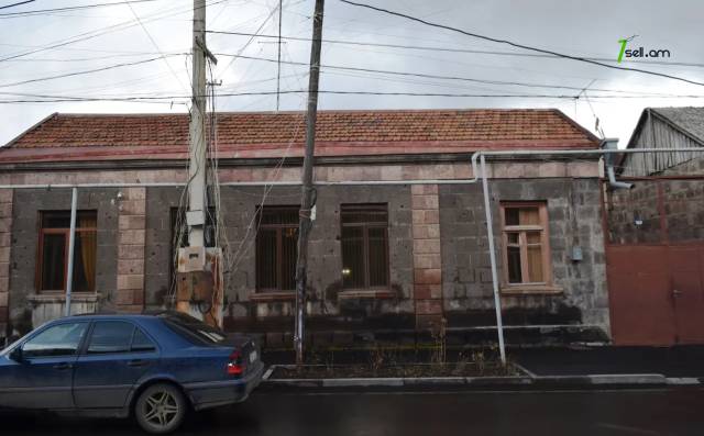 Մեկ հարկանի քարե տուն Սուրեն Մատնիշյան փողոցում Գյումրիում, 131 ք.մ., կոսմետիկ վերանորոգում