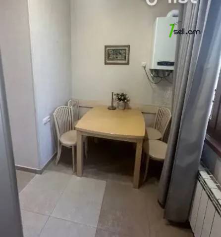 4 սենյականոց բնակարան Սարյանի փողոցում, 106 ք.մ., բարձր առաստաղներ, կապիտալ վերանորոգված, քարե շենք