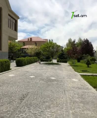 Երկու հարկանի քարե տուն, Դուրյան թաղամաս Ավանում, 2400 ք.մ., 3+ սանհանգույց, մեծ հողամաս