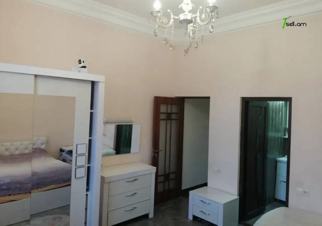 Երկու հարկանի քարե տուն Դավիթ Բեկի փողոցում Էրեբունիում, 530 ք.մ., 2 սանհանգույց