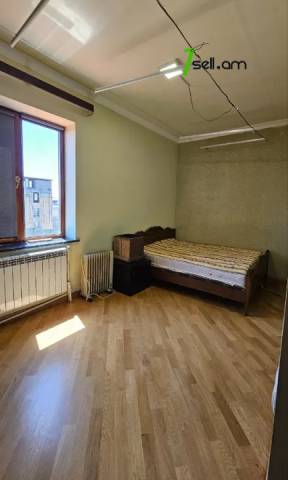 Երկու հարկանի քարե տուն Սիլիկյանի 5-րդ փողոցում Աջափնյակում, 3000 քմ, 2 սանհանգույց, մեծ հողամաս