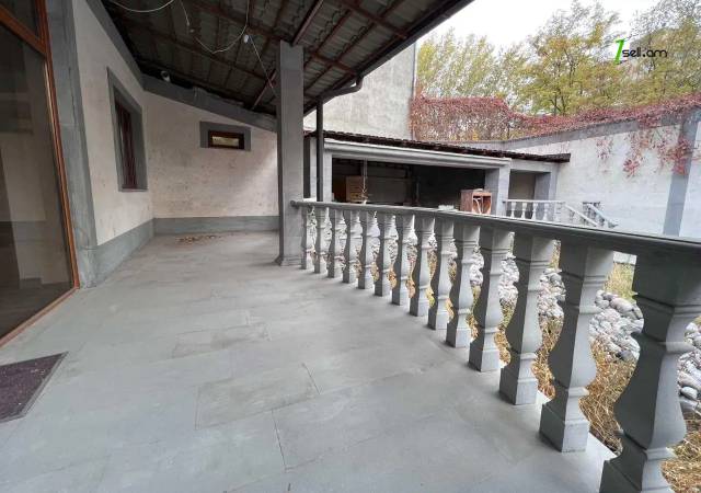 Մեկ հարկանի քարե տուն Ազատության պողոտայում Արաբկիրում, 370 ք.մ., 3+ սանհանգույց, եվրովերանորոգված