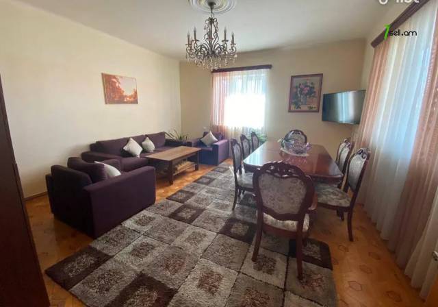 Երեք հարկանի քարե տուն Սերո Խանզադյան փողոցում Նորք Մարաշում, 370 ք.մ., 3+ սանհանգույց, մեծ հողամաս