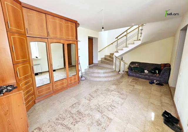 Երեք հարկանի քարե տուն Աջափնյակում, 1200 ք.մ., 2 սանհանգույց, եվրովերանորոգված