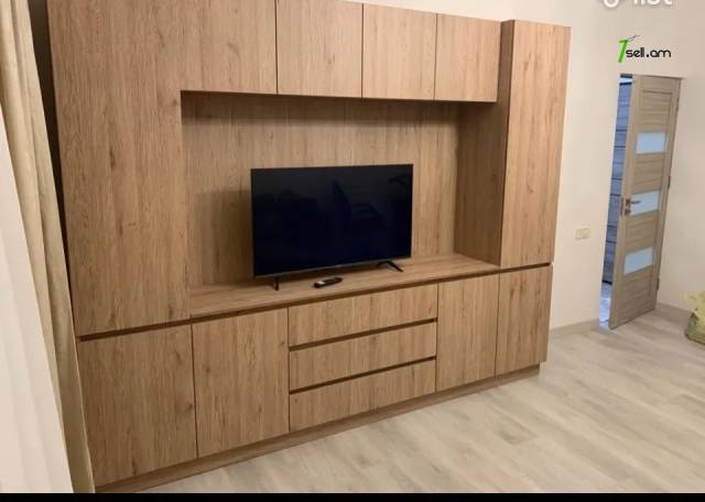 2 սենյականոց բնակարան Արցախի պողոտայում, 55 ք.մ., բարձր առաստաղներ, մի քանի պատշգամբ, 3/5 հարկ