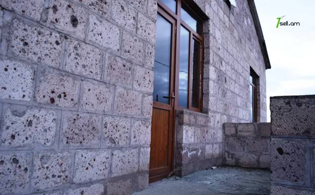 Մեկ հարկանի քարե տուն 2-րդ փողոցում Ախուրյանում, 124 քմ