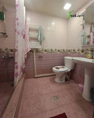 Մեկ հարկանի քարե տուն Լորիս-Մելիքովի փողոցում Էրեբունիում, 200 քմ, 2 սանհանգույց