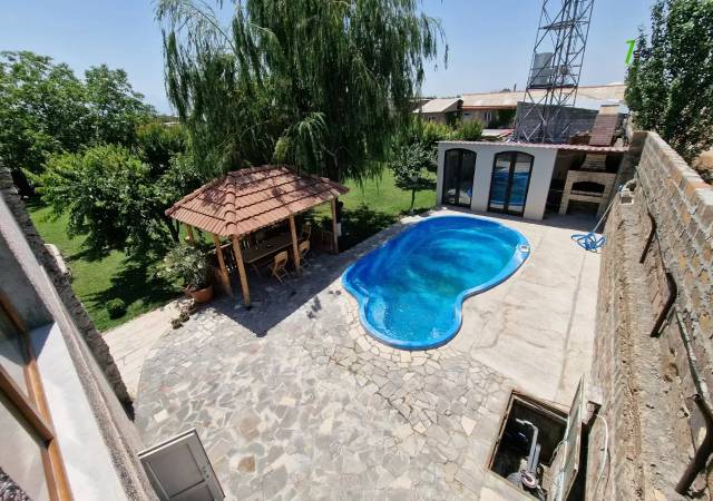 Երկու հարկանի քարե տուն Շիրակի փողոցում Շենգավիթում, 800 ք.մ., 2 սանհանգույց, եվրովերանորոգված