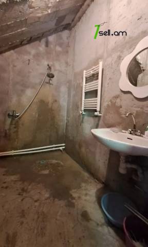Երկու հարկանի քարե տուն Սասունցի Դավիթ փողոցում Էրեբունիում, 103 քմ, 2 սանհանգույց