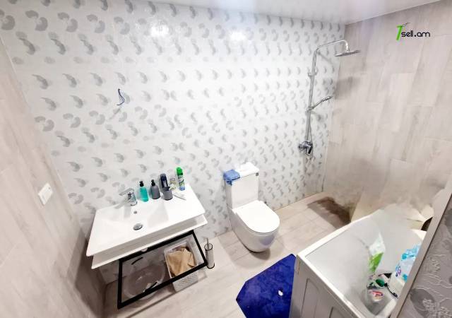 Երկու հարկանի քարե տուն Ծարավ աղբյուրի փողոցում Ավանում, 900 քմ, 3+ սանհանգույց, եվրովերանորոգված