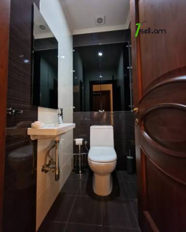 3 սենյականոց բնակարան նորակառույց շենքում Ամիրյան փողոցում, 107 ք.մ., 2 սանհանգույց