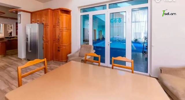 Երկու հարկանի քարե տուն Ծարավ Աղբյուրի փողոցում Ավանում, 480 ք.մ., 3+ սանհանգույց, եվրովերանորոգված