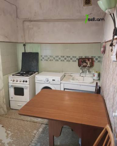 3 սենյականոց բնակարան Արամ Խաչատրյանի փողոցում, 86 ք.մ., մի քանի պատշգամբ, քարե շենք