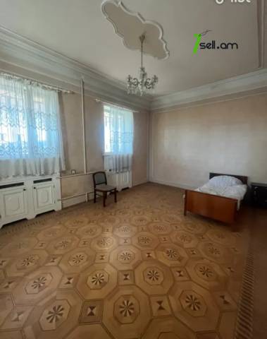 Երկու հարկանի քարե տուն Աբովյանում, 1170 ք.մ., 2 սանհանգույց, մասնակի վերանորոգում