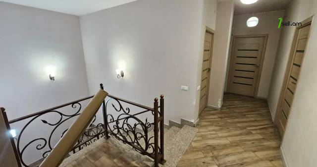 Երեք հարկանի քարե տուն Արցախի պողոտայում Էրեբունիում, 460 ք.մ., 3+ սանհանգույց, կապիտալ վերանորոգված