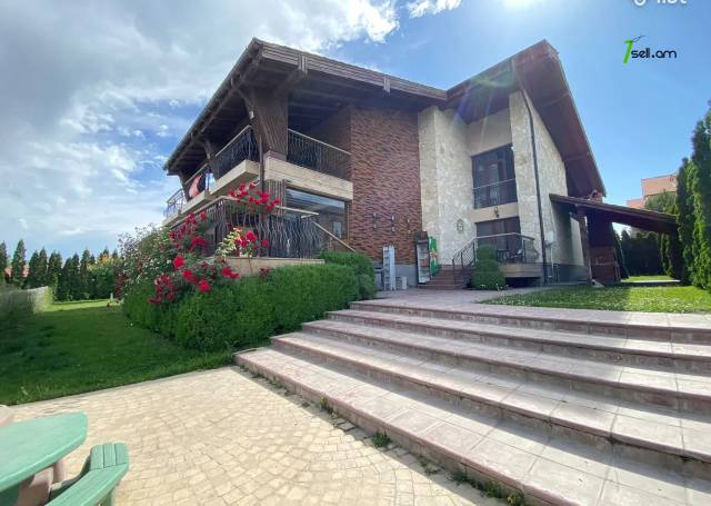 Երկու հարկանի տուն, Վահագնի Թաղամաս Աջափնյակում, 889 ք.մ., 3+ սանհանգույց