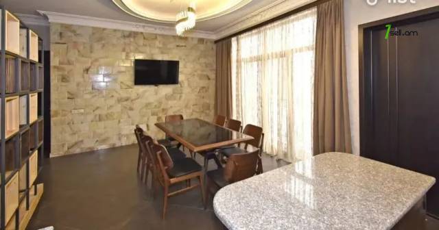 Երկու հարկանի քարե տուն Քաջազնունի փողոցում կենտրոնում, 600 ք.մ., 3+ սանհանգույց