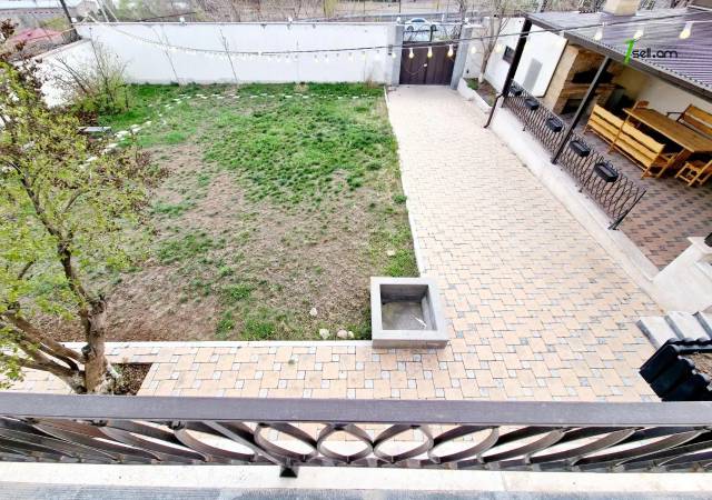 Երկու հարկանի քարե տուն, Նորք-Մարաշ վարչական շրջան Նորք Մարաշում, 1000 քմ, 3+ սանհանգույց