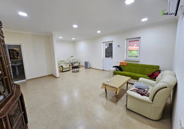 Երեք հարկանի քարե տուն Բագրևանդի փողոցում Նոր Նորքում, 1560 ք.մ., 3+ սանհանգույց