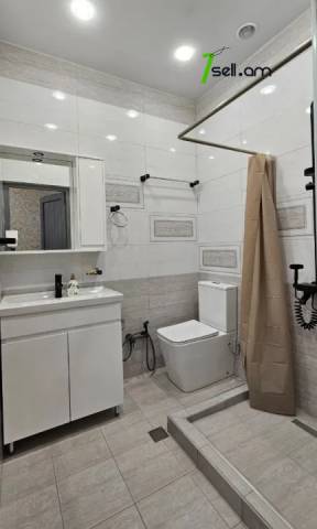 3 սենյականոց բնակարան նորակառույց շենքում Վարդանանց փողոցում, 100 քմ, նախավերջին հարկ, 2 սանհանգույց