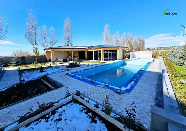 Երկու հարկանի տուն Ամառանոցային փողոցում Ձորաղբյուրում, 2600 ք.մ., 3+ սանհանգույց