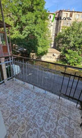 3 սենյականոց բնակարան Տպագրիչների փողոցում, 90 քմ, 2/5 հարկ, կոսմետիկ վերանորոգում, քարե շենք