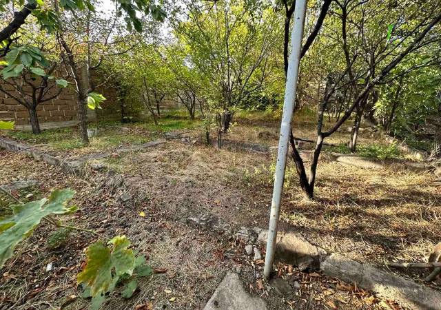 Երկու հարկանի քարե տուն Նաիրի Զարյան փողոցում կենտրոնում, 567 ք.մ., 2 սանհանգույց