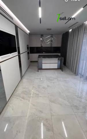 Երկու հարկանի թաունհաուզ Վերին Անտառային փողոցում կենտրոնում, 250 ք.մ., 3+ սանհանգույց