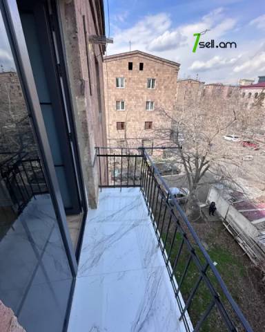 1 սենյականոց բնակարան Ազատության պողոտայում, 30 քմ, դիզայներական ոճով վերանորոգված, քարե շենք