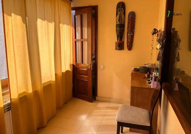 3 սենյականոց բնակարան Պուշկինի փողոցում, 106 ք.մ., 2 սանհանգույց, բարձր առաստաղներ, մի քանի պատշգամբ