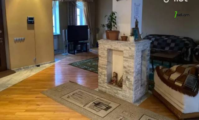 Երեք հարկանի քարե տուն Ծարավ աղբյուրի փողոցում Ավանում, 360 ք.մ., 2 սանհանգույց