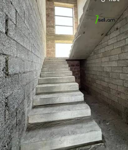 Երկու հարկանի քարե տուն Մելքումովի փողոցում Աջափնյակում, 300 ք.մ., 2 սանհանգույց
