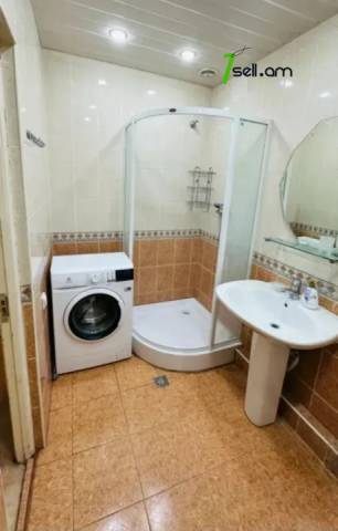 2 սենյականոց բնակարան Աբովյան փողոցում, 60 քմ, նախավերջին հարկ, կապիտալ վերանորոգված, քարե շենք