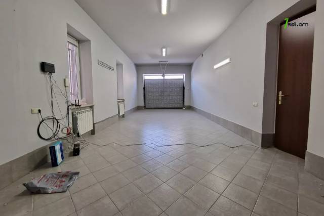 Երկու հարկանի քարե տուն, Նոյ թաղամաս Աջափնյակում, 400 ք.մ., 3+ սանհանգույց, եվրովերանորոգված