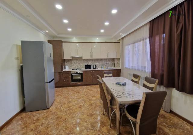 Երկու հարկանի քարե տուն Տիգրան Մեծի պողոտայում կենտրոնում, 250 քմ, 2 սանհանգույց