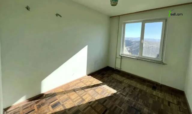 3 սենյականոց բնակարան Կիևյան փողոցում, 78 ք.մ., 2 սանհանգույց, 5/9 հարկ, քարե շենք