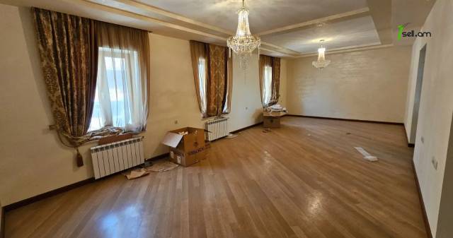 Երկու հարկանի քարե տուն Հայրիկ Մուրադյան փողոցում Արաբկիրում, 460 քմ, 3+ սանհանգույց