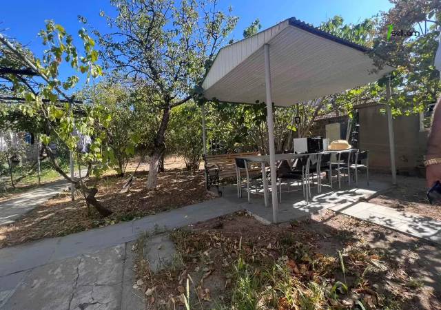 Երեք հարկանի քարե տուն Մարշալ Բաղրամյան պողոտայում Արաբկիրում, 840 ք.մ., 2 սանհանգույց