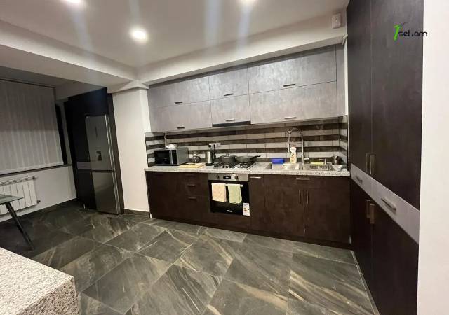 4 սենյականոց բնակարան Մեսրոպ Մաշտոցի պողոտայում, 130 քմ, 5/14 հարկ, 2 սանհանգույց, մի քանի պատշգամբ