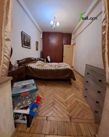 4 սենյականոց բնակարան Դերենիկ Դեմիրճյանի փողոցում, 130 ք.մ., 2 սանհանգույց, բարձր առաստաղներ