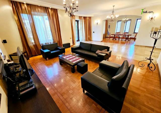 Երկու հարկանի քարե տուն Ծարավ Աղբյուրի փողոցում Ավանում, 1650 ք.մ., 3+ սանհանգույց