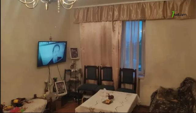 2 սենյականոց բնակարան Ֆուչիկի փողոցում, 38 ք.մ., նախավերջին հարկ, քարե շենք