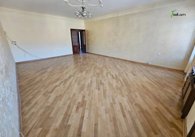 Երեք հարկանի քարե տուն Քաջազնունի փողոցում կենտրոնում, 1060 ք.մ., 3+ սանհանգույց