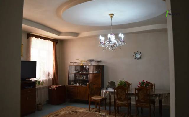 Երկու հարկանի քարե տուն Կնունյանց փողոցում Գյումրիում, 279 քմ, 2 սանհանգույց, եվրովերանորոգված